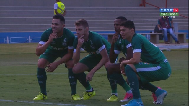 Jogadores do Goiás comemoram gol no Serra Dourada em 2017