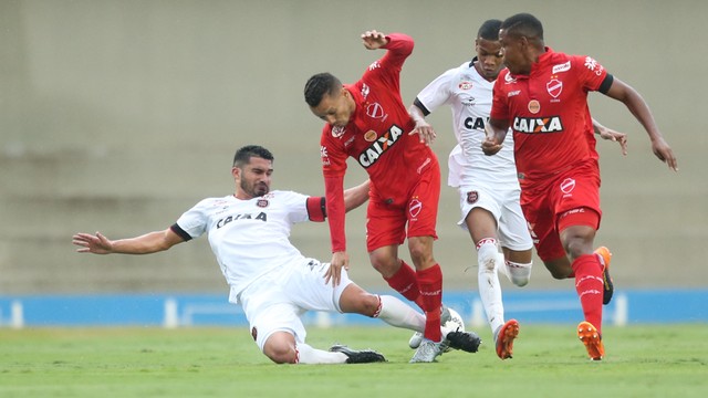 O Vila bem que lutou, mas ficou no empate por 1 a 1 com o Brasil (RS), no Serra Dourada, pela Série B 2017