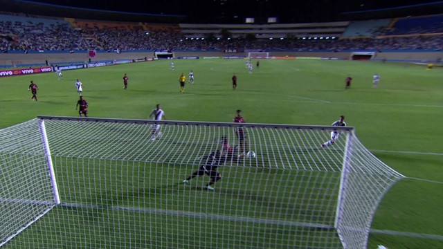 Lance do gol do Vasco na vitória por 1 a 0 sobre o Atlético, no Serra Dourada, pela Série A 2017