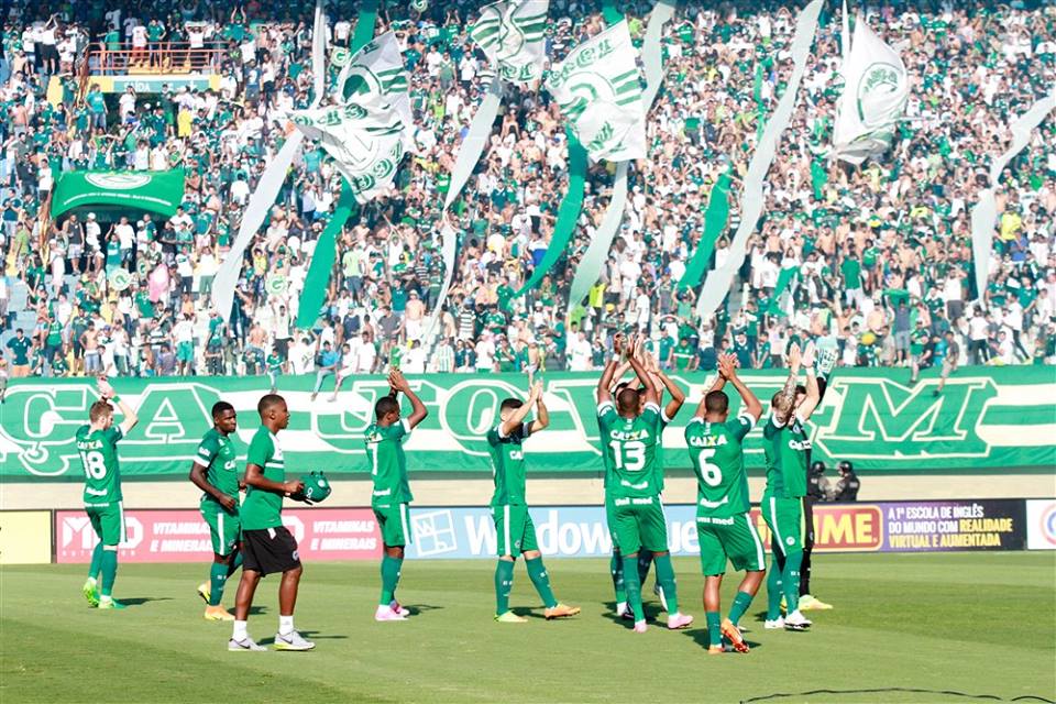 Torcida do Goiás saúda seu time no Serra Dourada