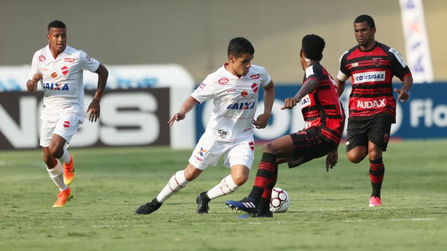 Lance do empate por 0 a 0 entre Vila Nova e Oeste (SP), no Serra Dourada, pela Série B 2017