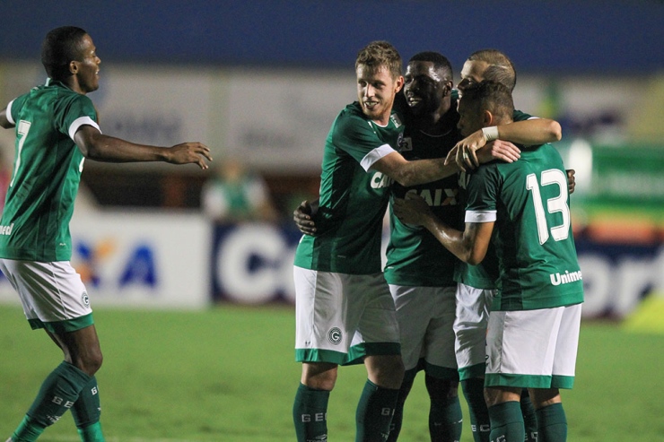 Jogadores do Goiás comemoram gol no Serra Dourada - Série B 2017