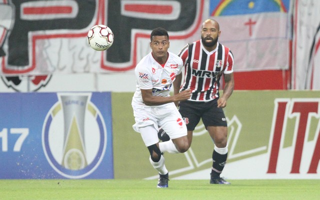 Lance do jogo entre Santa Cruz e Vila Nova, em Recife, pelo primeiro turno da Série B 2017