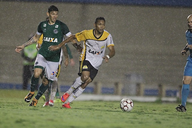 Lance do empate entre Goiás e Criciúma, por 1 a 1, no Serra Dourada, pela Série B 2017