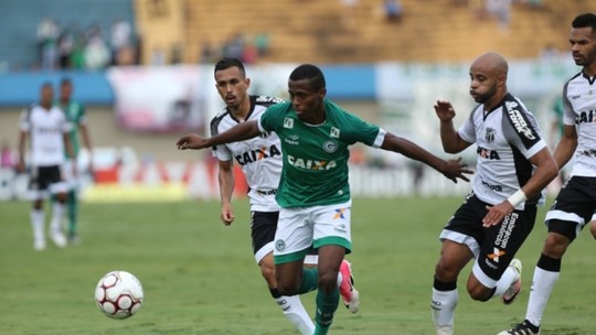 Lance do empate entre Goiás e Ceará, por 0 a 0, no Serra Dourada, pela Série B 2017