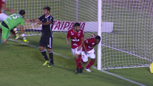 Lance do gol do Vila no empate por 1 a 1 com o Figueirense, no Serra Dourada, pela Série B 2017