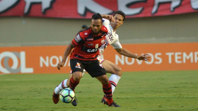 Lance da vitória do São Paulo sobre o Atlético, por 1 a 0, no Serra Dourada, pela Série A 2017