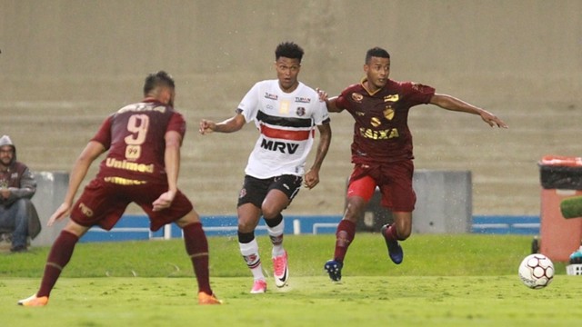 Lance do empate entre Vila e Santa Cruz, por 1 a 1, no Serra Dourada, pela Série B 2017