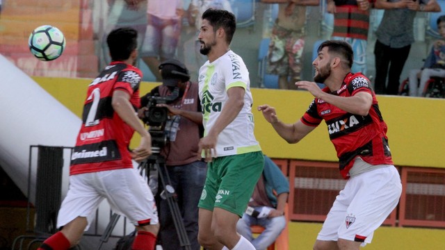 Lance do empate entre Atlético e Chapecoense, por 1 a 1, no Olímpico, pela Série A 2017