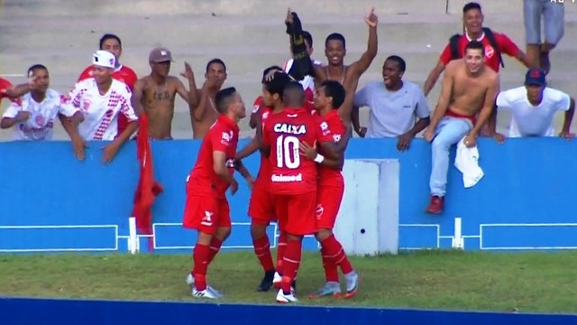 Jogadores vilanovenses comemoram gol no Serra Dourada - Série B 2017