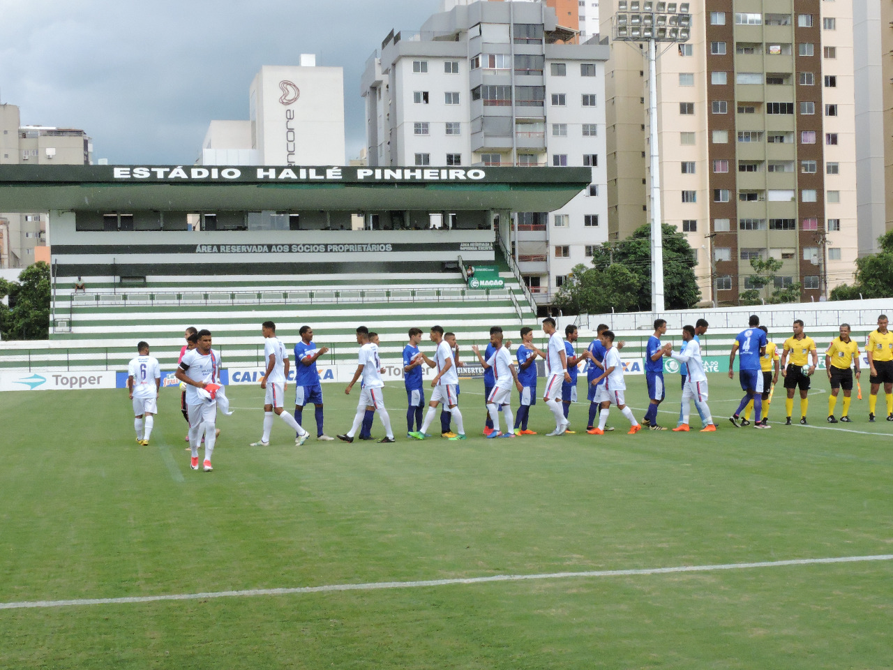 Jogadores da Seleção Goiana Sub-20 cumprimentam os da Bahia - 2017