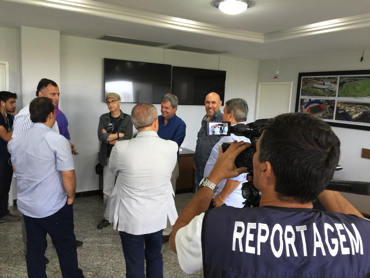 Presidente da Agetop, Jayme Rinón, recebe os clubes e federação para tratar do Serra Dourada