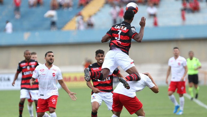 Lance de duelo entre Atlético e Vila - arquivo