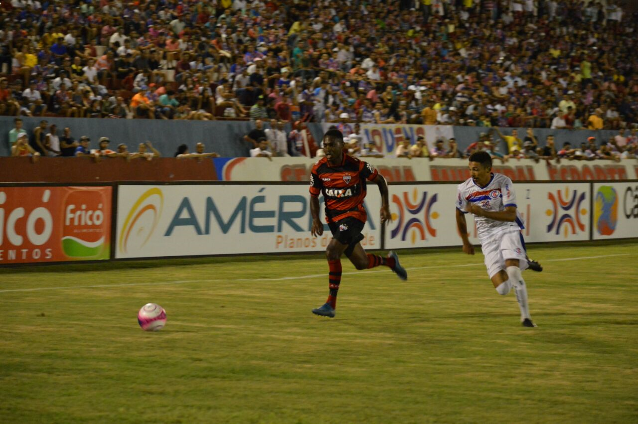 Lance de Itumbiara e Atlético, no JK. Empate por 2 a 2, estreia do Goianão 2018