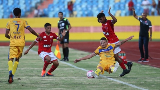 Lance do empate entre Vila e Iporá, por 1 a 1, na estreia de ambos no Goianão 2018 - Estádio Olímpico