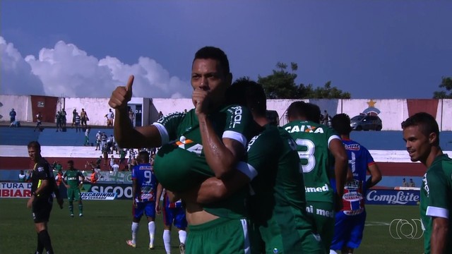 Jogadores do Goiás comemoram gol contra o itumbiara no primeiro turno do Goianão 2018
