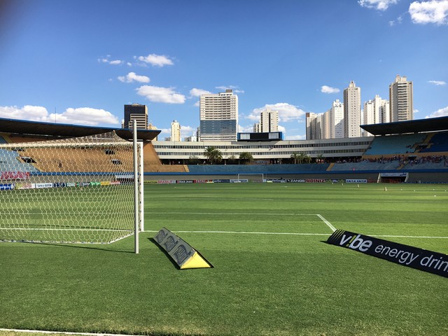 Vista do gramado do Serra Dourada com gol
