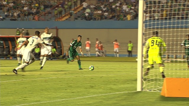 Lance do gol do Goiás sobre o Coritiba por 1 a 0, no Serra Dourada, pela Copa do Brasil 2018