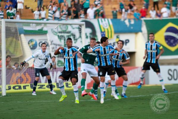 Lance de arquivo de jogo entre Goiás e Grêmio no Serra Dourada