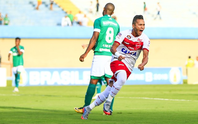Reis comemora primeiro gol do Vila na vitória por 3 a 1 sobre o Goiás - Serra Dourada - Série B 2018 - 5-5
