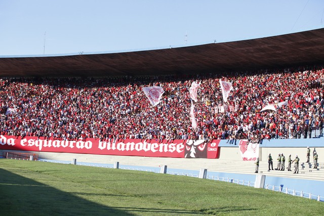 Torcida do Vila Nova no Serra Dourada