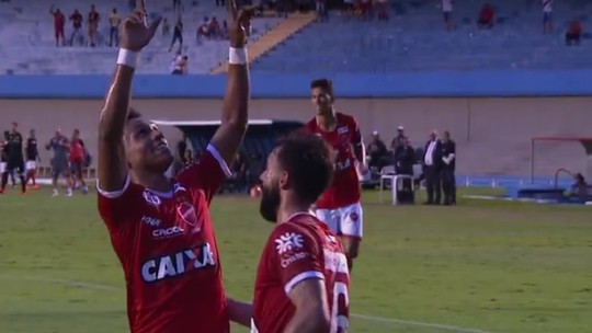 Jogadores do Vila comemoram gol no Serra Dourada - Brasileiro Série B 2018