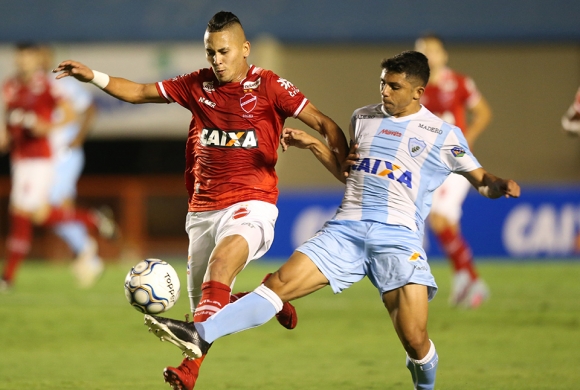 Lance de Vila 1 x 1 Londrina, no Serra Dourada, pela Série B do Brasileiro 2018