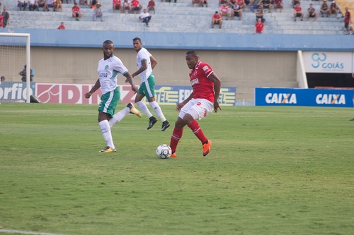 Alan MIneiro toca bola na vitória do Vila por 3 a 0 sobre o Goiás - Série B 2018