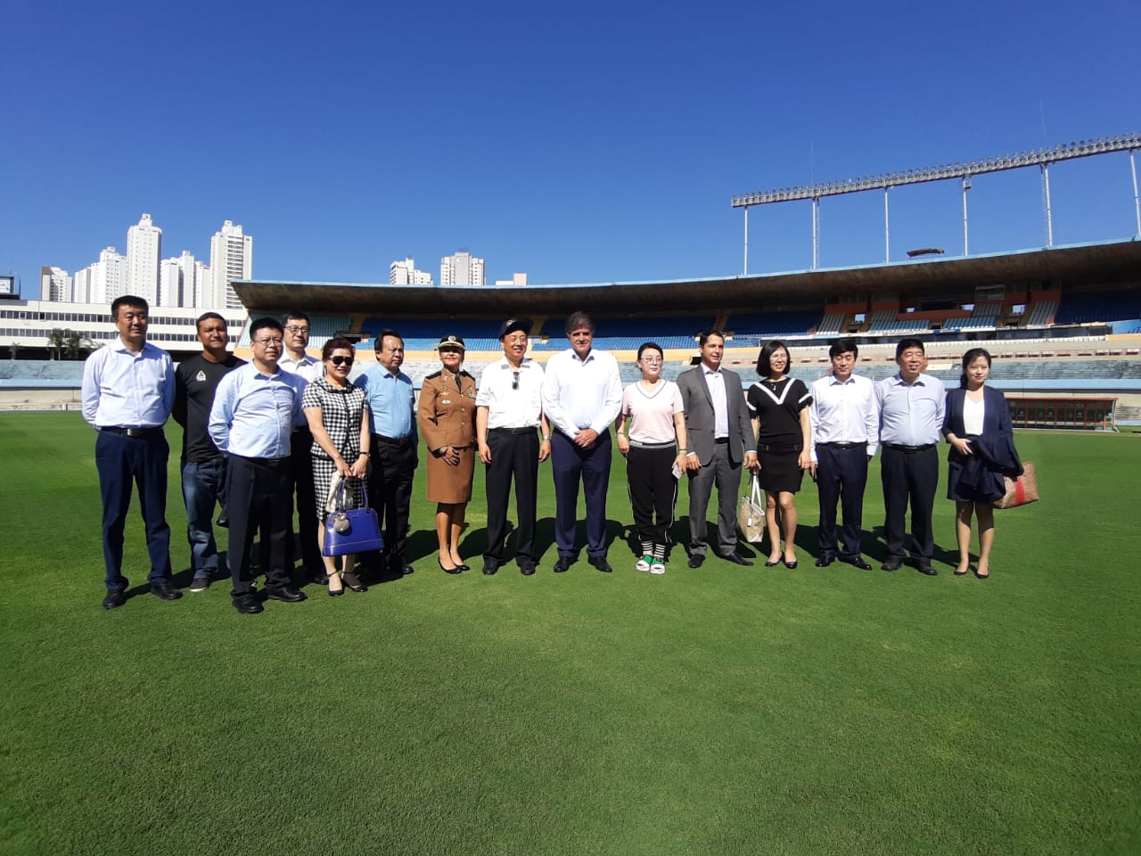 Secretário Rafael Rahif, do Esporte e Lazer, e comitiva chinesa no gramado do Serra Dourada - Abril, 2019