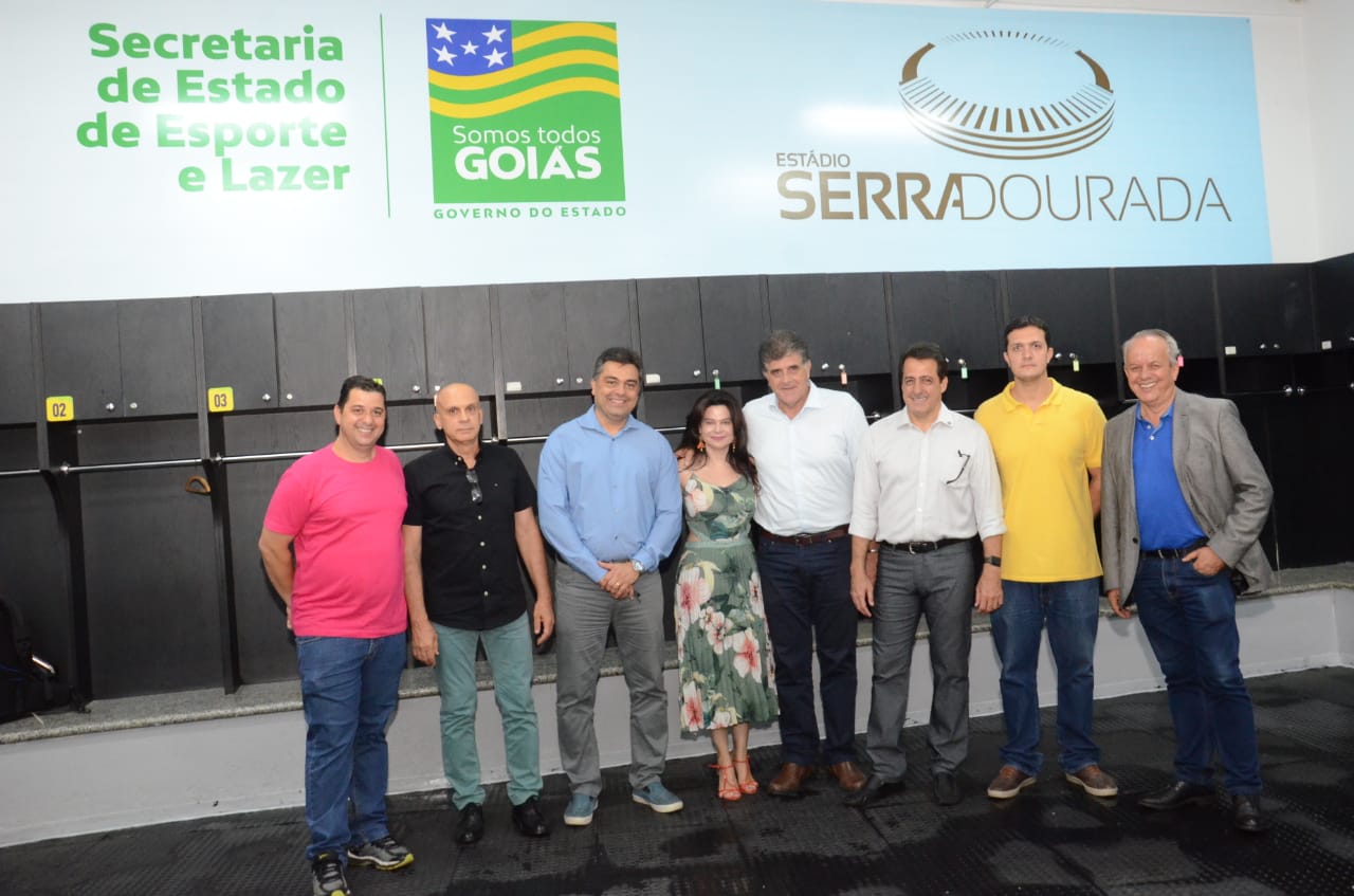 Secretário Rafael Rahif, doesporte e Lazer, e dirigentes do Goiás na entrega de obras no Serra