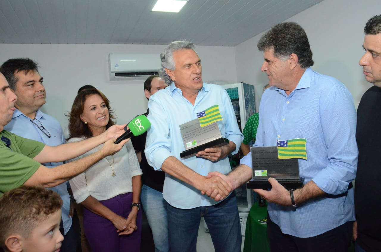 Governador Ronaldo Caiado recebe placa de homenagem das mãso do secretário Rafael Rahif