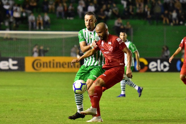 Lance de Vila e Juventude, pela Copa do Brasil, no Serra Dourada