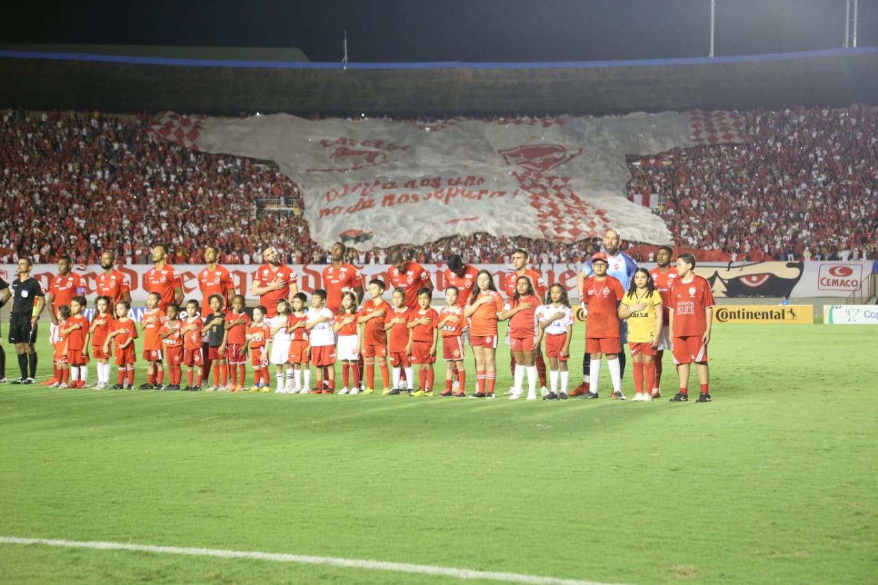 Vila perfilado em campo com torcida lotando o Serra